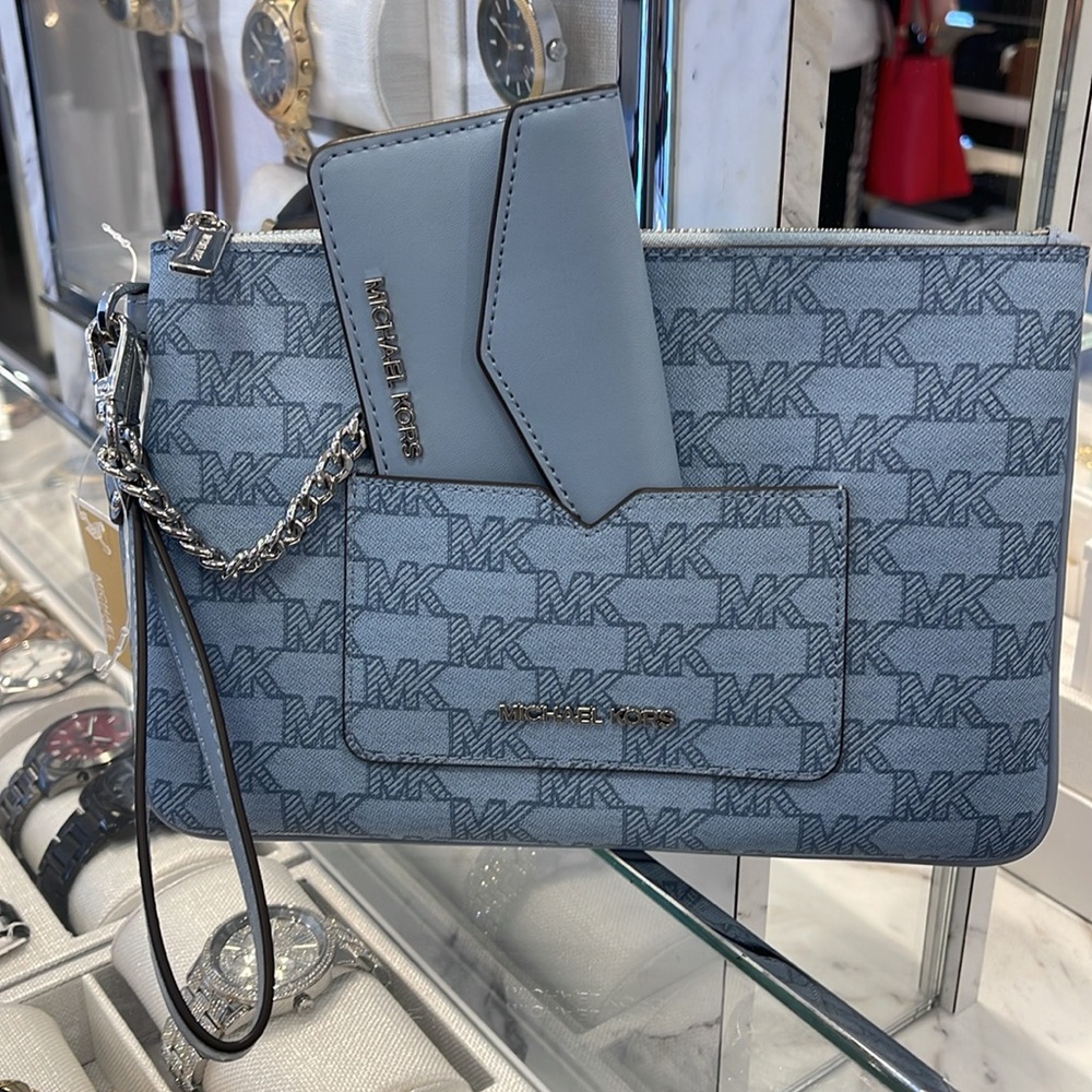 Michae Kors Jet Set Item Large Logo 2-in-1 Central Zip Wristlet
Pale Blue 
NWT - Picture 12 of 16